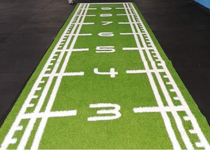 적합성 트랙을 위한 잔디에 바닥을 까는 UV 저항하는 체육관 인조 잔디 측정할 수 있는 체육관